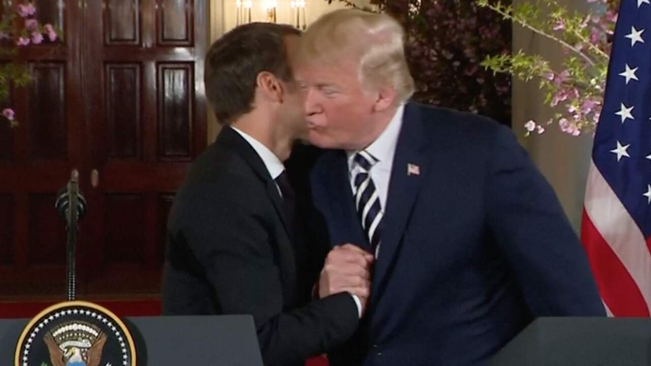 Beeld uit video: Trump kust Macron na eerdere lovende toespraak