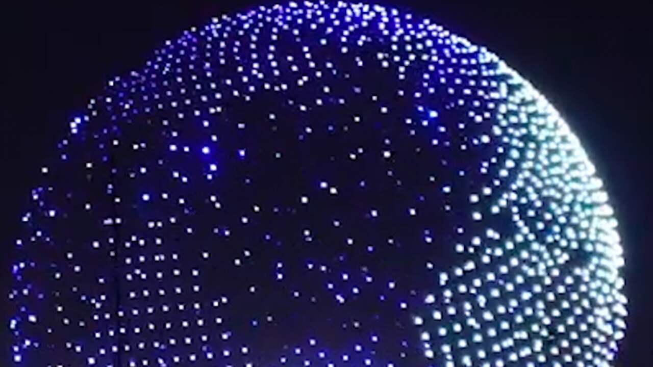 Beeld uit video: Drones vormen wereldbol bij repetitie openingsshow Spelen