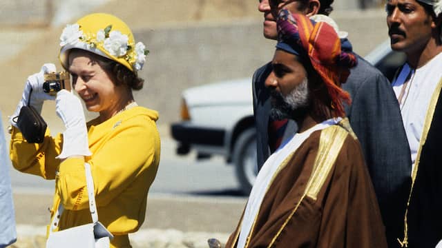De koningin, zelf talloze keren gefotografeerd, maakt zelf een foto tijdens een staatsbezoek aan Oman in 1979.