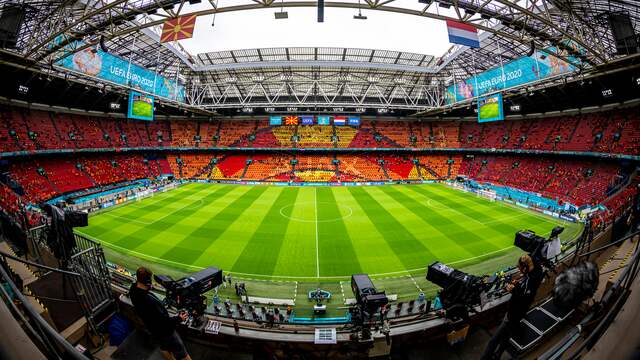Stroom van onder meer de zonnepanelen op het dak van de Johan Cruijff ArenA wordt opgeslagen in oude Leaf-batterijen.