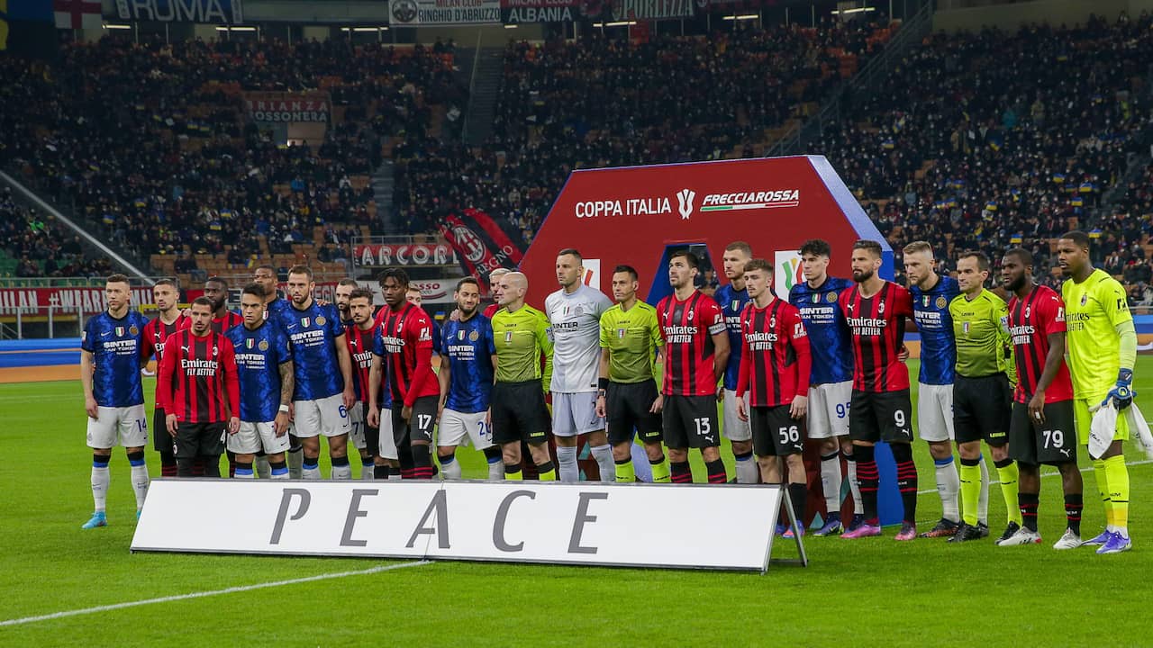 De spelers van AC Milan en Internazionale stonden voor de wedstrijd stil bij de oorlog in Oekraïne.