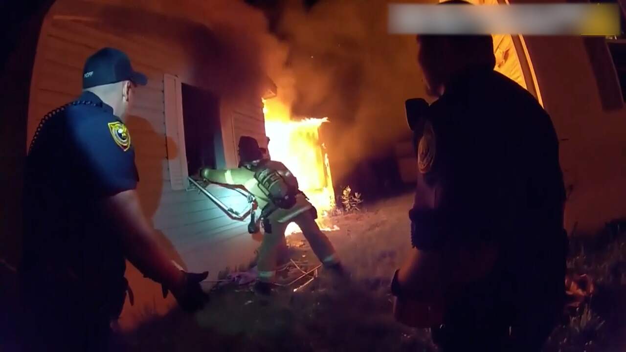 Beeld uit video: Hulpdiensten redden peuter uit brandende caravan in Amerika
