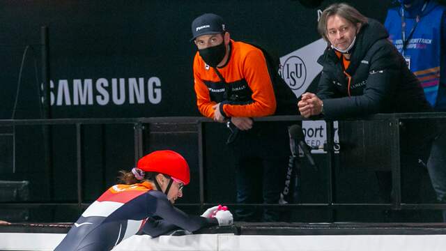 Suzanne Schulting viert haar wereldtitel met Jeroen Otter.