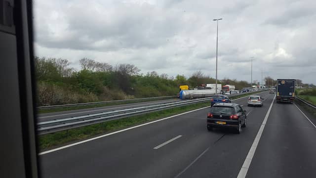A58 bij Tilburg tijdelijk afgesloten na groot ongeval met auto’s en tankwagen.