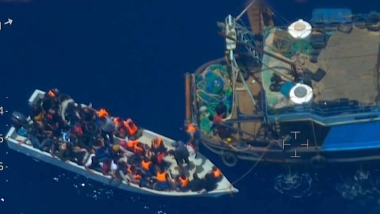 Beeld uit video: Smokkelaars laten 81 migranten in volle zee achter bij Lampedusa