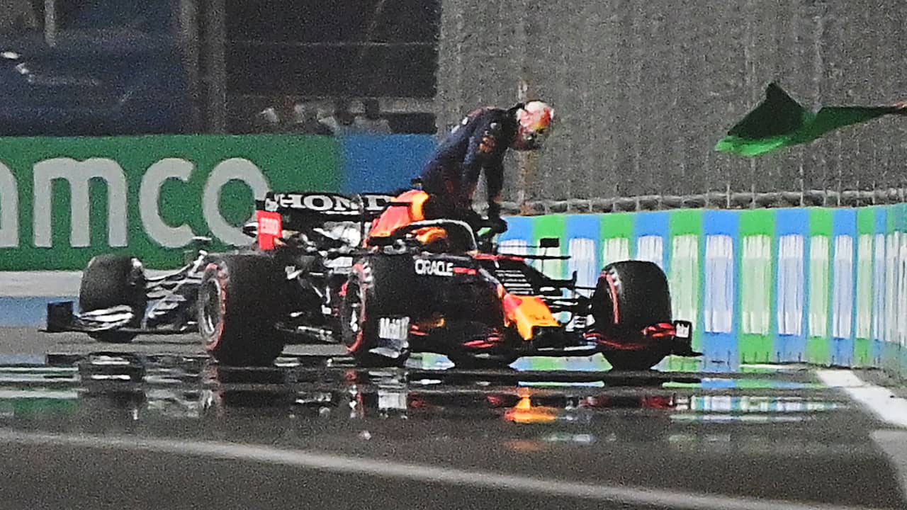 Het moment dat Max Verstappen uit zijn auto stapte na de dramatische kwalificatie.