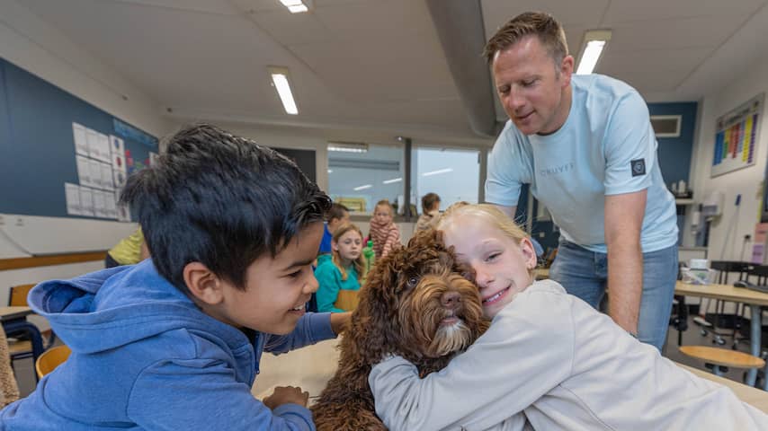 Schoolhond Cruyffie brengt veel plezier: 'Kinderen gaan huppelend naar de les'