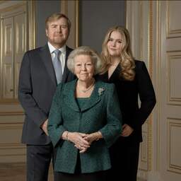 Koning en prinses Amalia poseren met jarige Beatrix (85) voor nieuwe foto's