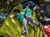 Woensdag 16 september: Kinderen van vluchtelingen rusten bij de Servisch-Hongaarse grens ter hoogte van de Servische stad Horgos.