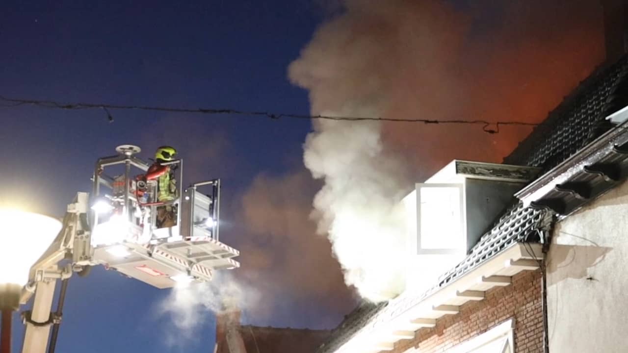 Beeld uit video: Brandweer bestrijdt grote brand in woning Naaldwijk