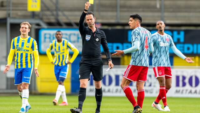 Bas Nijhuis geeft Edson Alvarez een gele kaart.