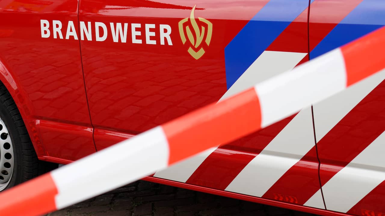 De brandweer probeert vrijdagochtend met tientallen eenheden een zeer grote…