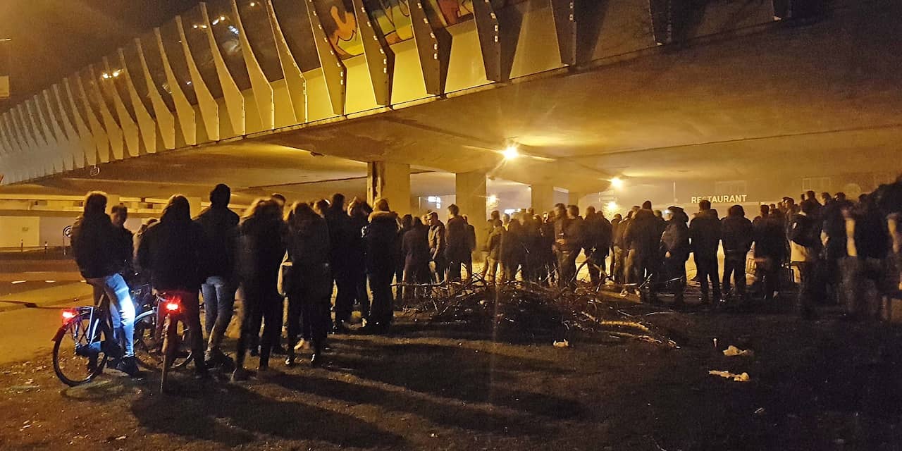 Groep van honderd jongeren daagt politie uit met vuurwerk in Staphorst