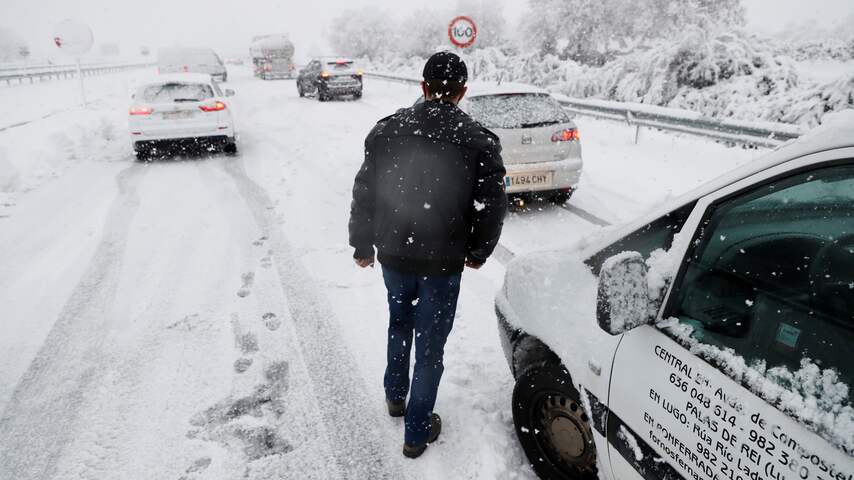 Spaans leger helpt door sneeuwstorm gestrande automobilisten