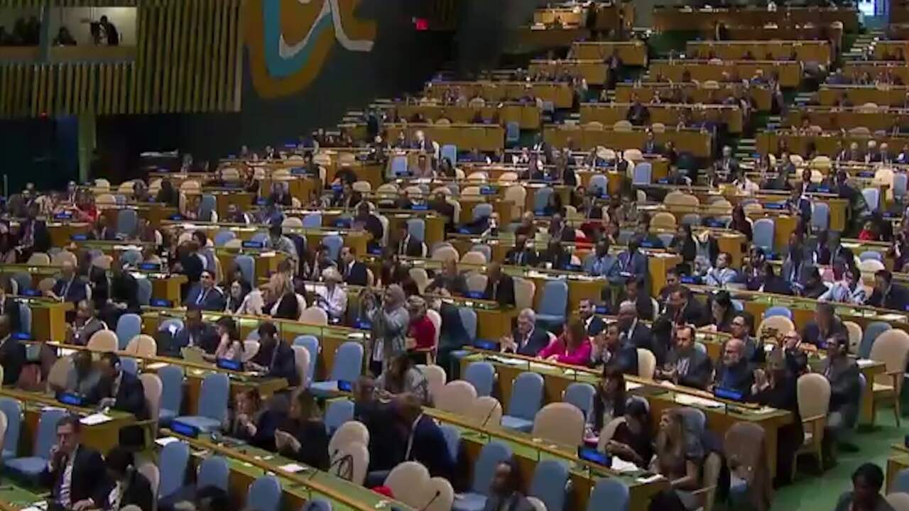 Beeld uit video: Applaus na aanname VN-resolutie tegen Jeruzalem-besluit VS