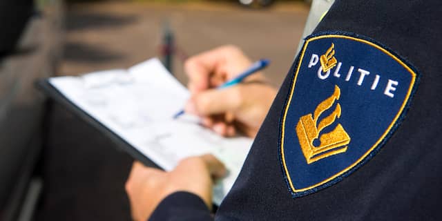 Politie in Stichtse Vecht deelt boetes uit en brengt twee uit huis 'ontsnapte' meiden terug