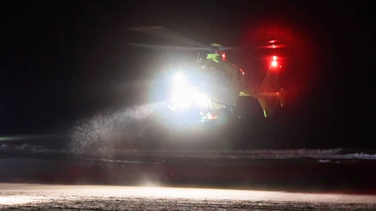 Beeld uit video: Traumahelikopter landt op Haags strand tijdens reddingsactie