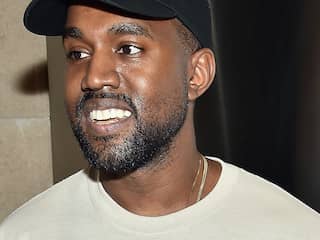 Kanye West jaar na zenuwinzinking terug op podium