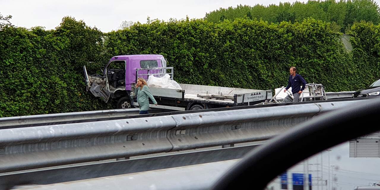 Ongeluk met vrachtwagen veroorzaakt lange file op A4 richting Rotterdam