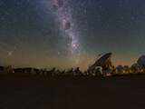 De ALMA-telescoop staat op 5000 meter hoogte op de grens van Chili en 
Argentinië, en bestaat uit 66 antennes.