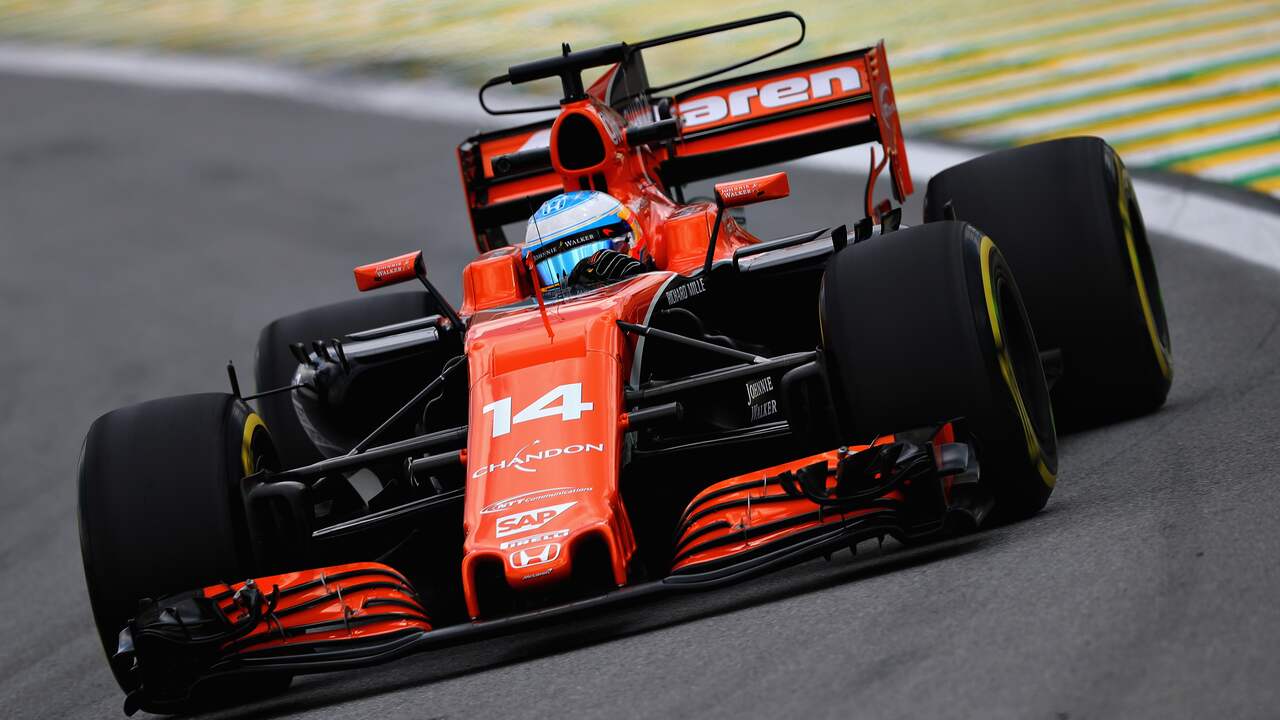 Fernando Alonso in de McLaren uit 2017, zonder halo en mét T-wing.