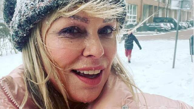 Bridget Maasland heeft al de volle laag gekregen. "Gelijk ingezeept", schrijft de presentatrice onder een foto van haar natte gezicht. Op de achtergrond is zoon Mees te zien.