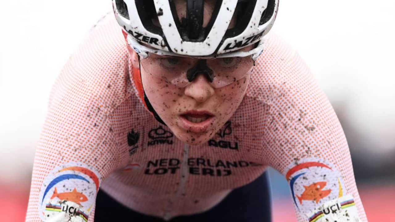 Beeld uit video: Bekijk hier hoe Fem van Empel wereldkampioen veldrijden werd