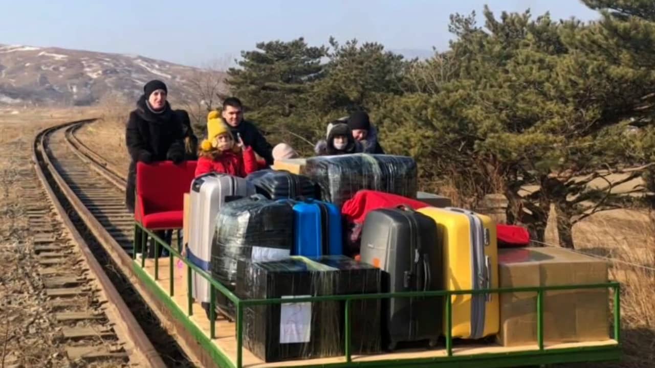 Beeld uit video: Russische diplomaten verlaten Noord-Korea op zelfgebouwde trolley