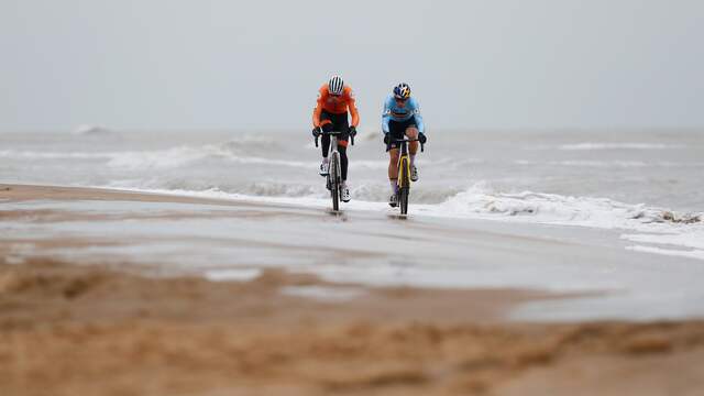 Van Aert en Van der Poel reden alleen in de openingsfase even samen.