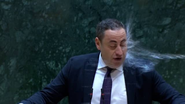 Georgisch parlementslid krijgt water in gezicht gegooid tijdens debat