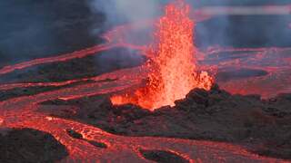 Helikopter filmt lavastromen van vulkaan op Hawaï