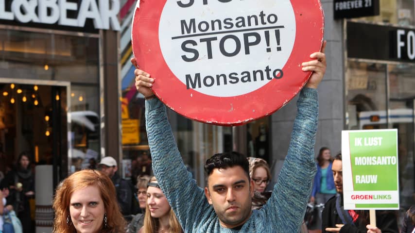 Demonstratie tegen vrijhandelsakkoord TTIP in Amsterdam