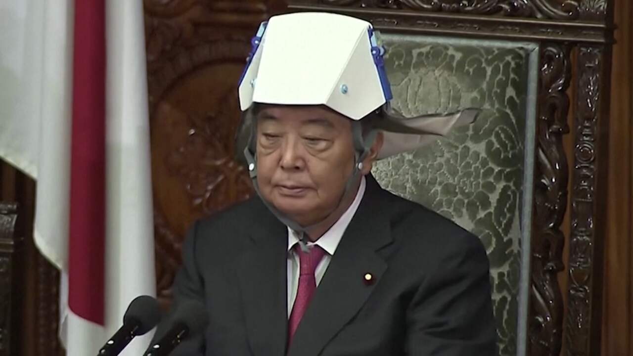 Japanse politici testen speciale helm voor noodsituaties