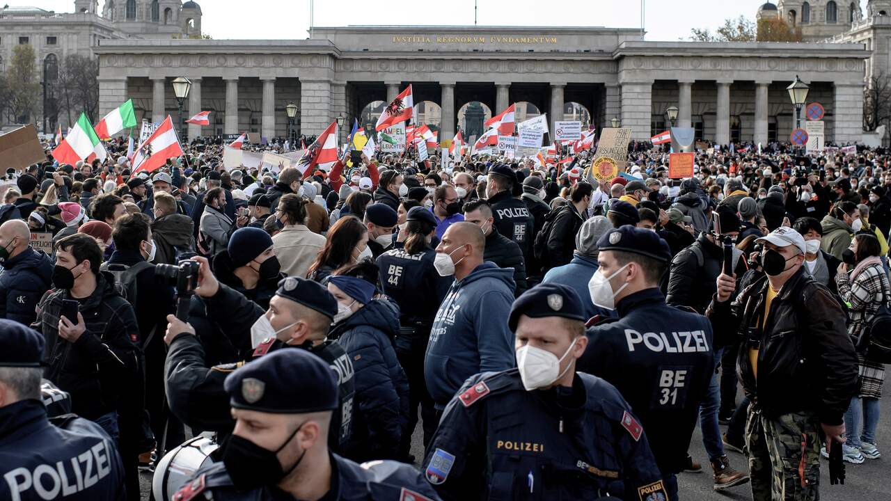 De Oostenrijkse politie is volop aanwezig rond de coronademonstratie in de hoofdstad Wenen.