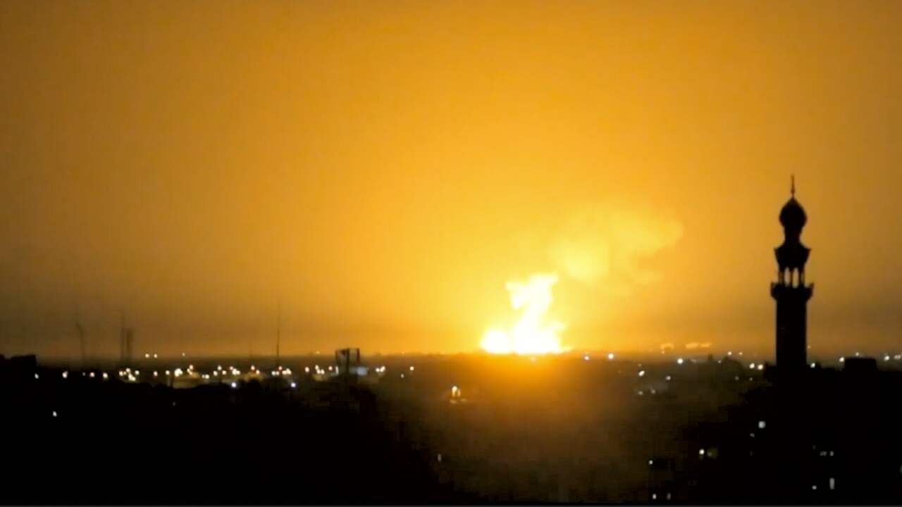 Beeld uit video: Lucht boven Gaza licht op door Israëlische luchtaanvallen