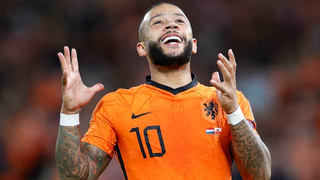 Memphis Depay baalt na zijn gemiste strafschop tegen Gibraltar.