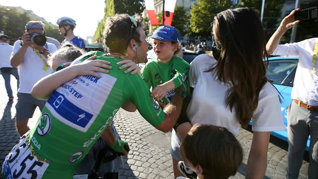 Mark Cavendish zocht na de laatste etappe direct zijn familie op, die hij vijf weken niet had gezien.