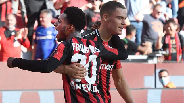 Florian Wirtz viert zijn treffer met aangever Jeremie Frimpong.