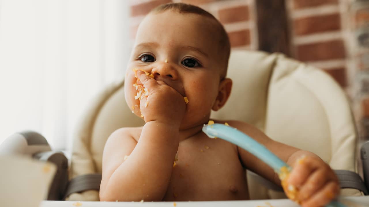 Je baby vier maanden mag vast proberen: wat geef je eten? | en drinken | NU.nl