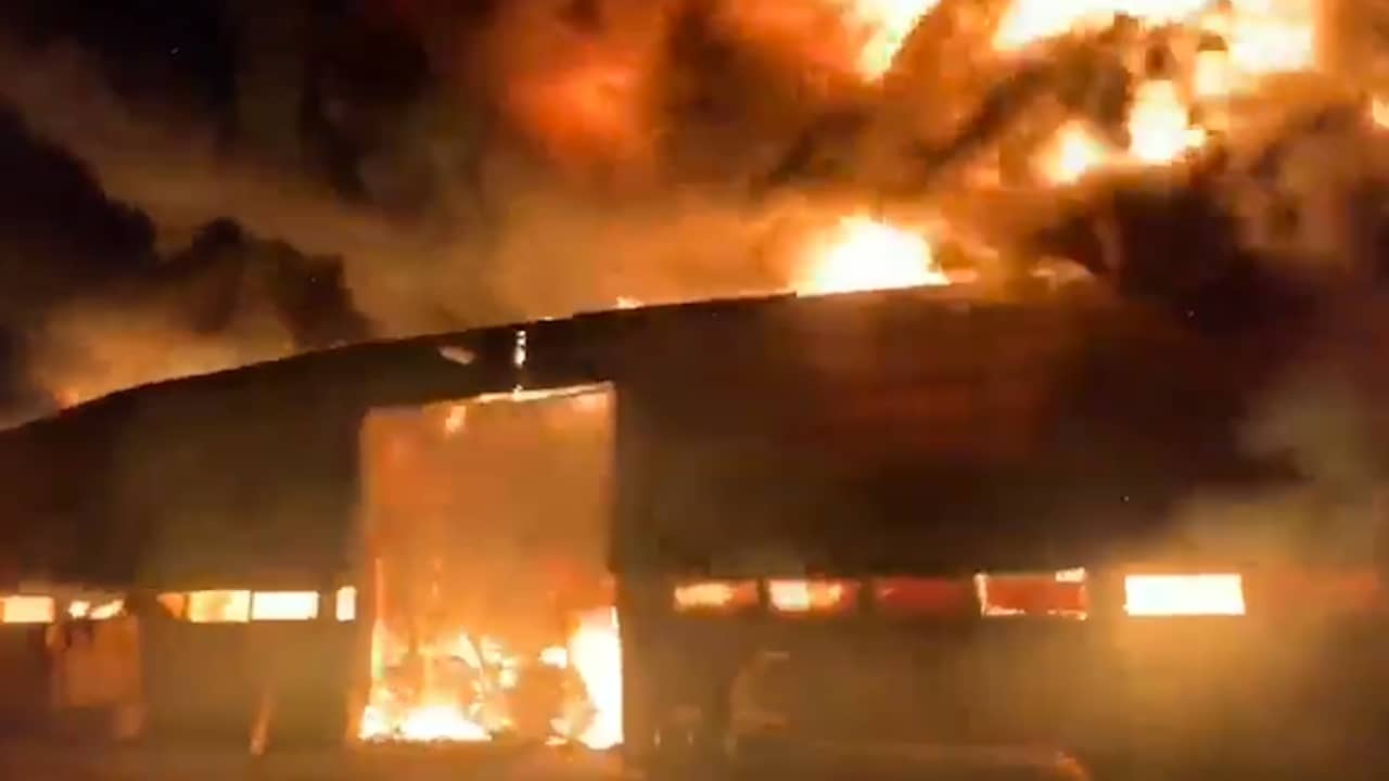 Beeld uit video: Vlammenzee en rookpluimen bij grote brand in Lisse