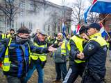 Politie voert charges uit bij protest 'Gele Hesjes' in Den Haag