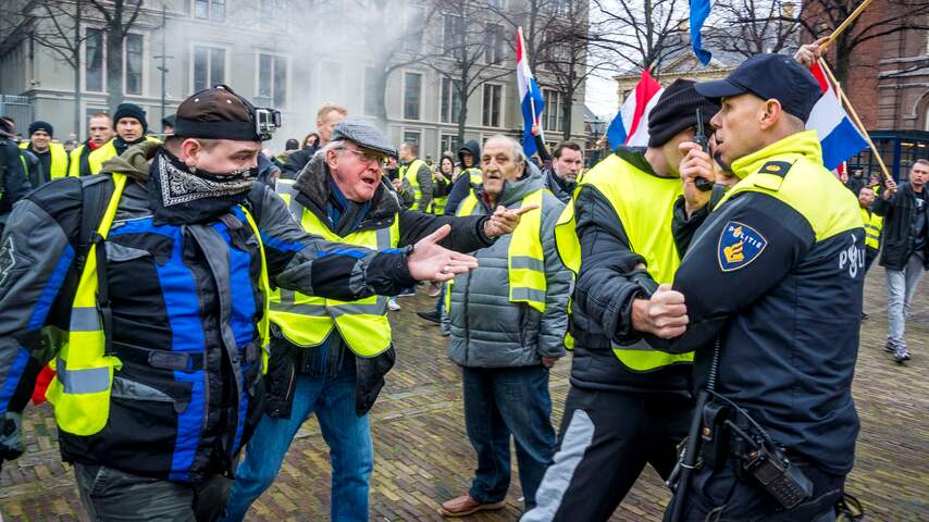 Politie voert charges uit bij protest 'Gele Hesjes' in Den Haag