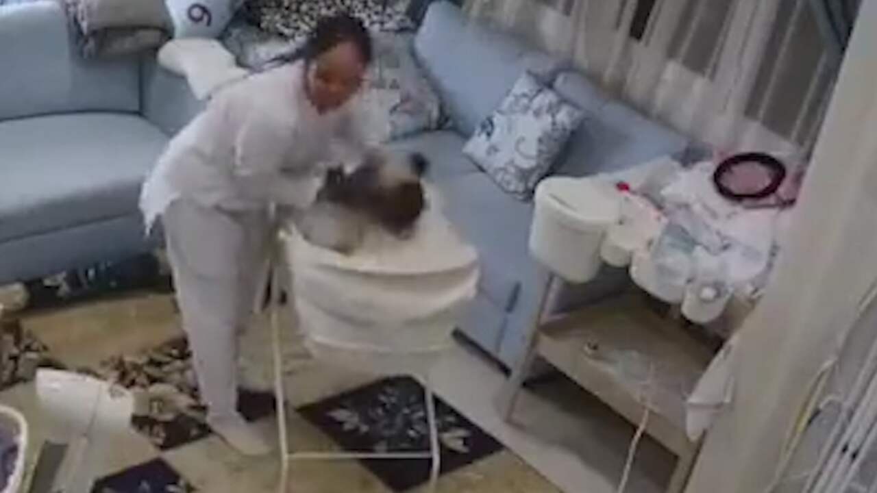 Beeld uit video: Vrouw redt baby vlak voordat plafond instort in Koeweit