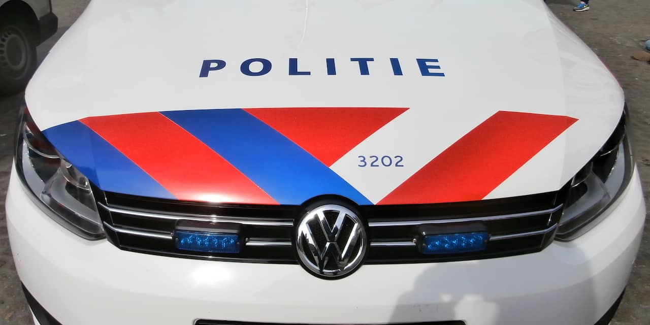 Politieauto knalt tegen poller op Spui