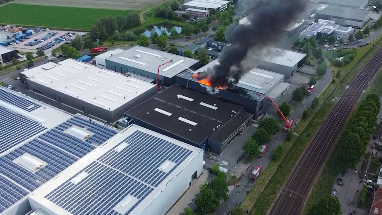 Beeld uit video: Grote brand bij aanmaakblokjesfabriek in Oisterwijk