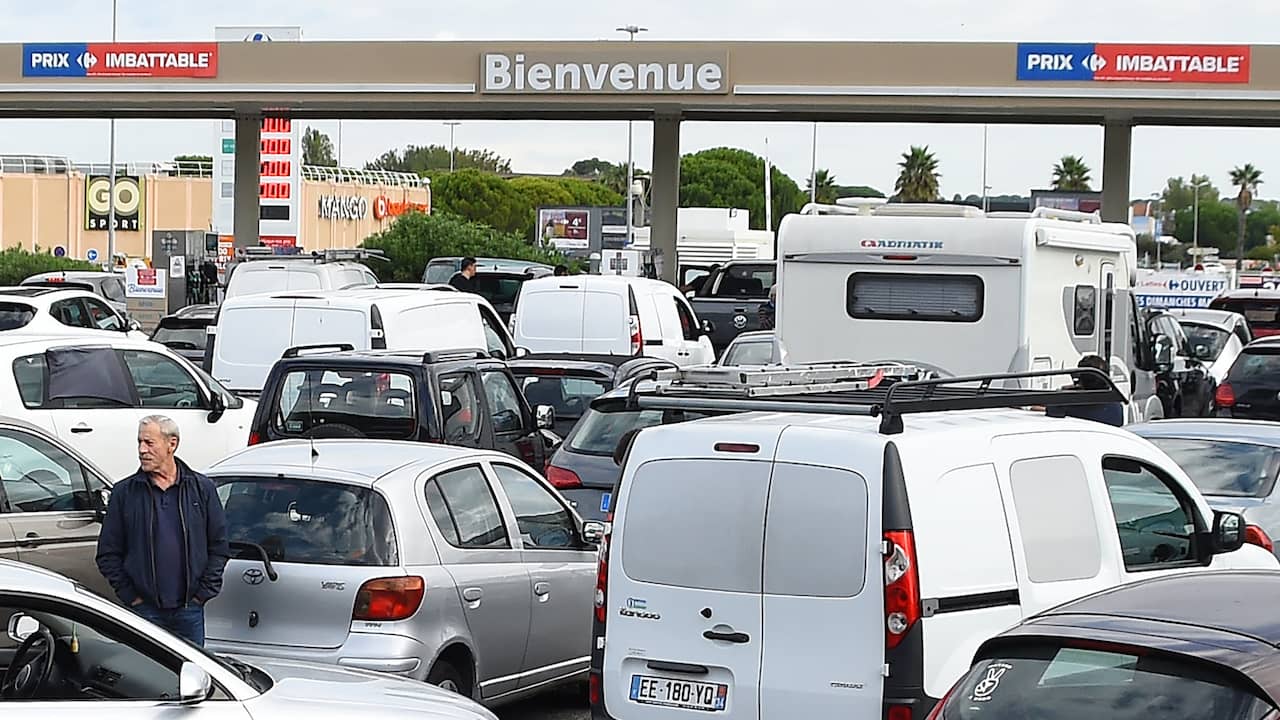 Les supermarchés français vendent du carburant au prix coûtant dans un contexte de crise des coûts |  Économie