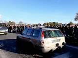 Tegenstanders van Kick Out Zwarte Piet vernielen auto van betogers in Staphorst