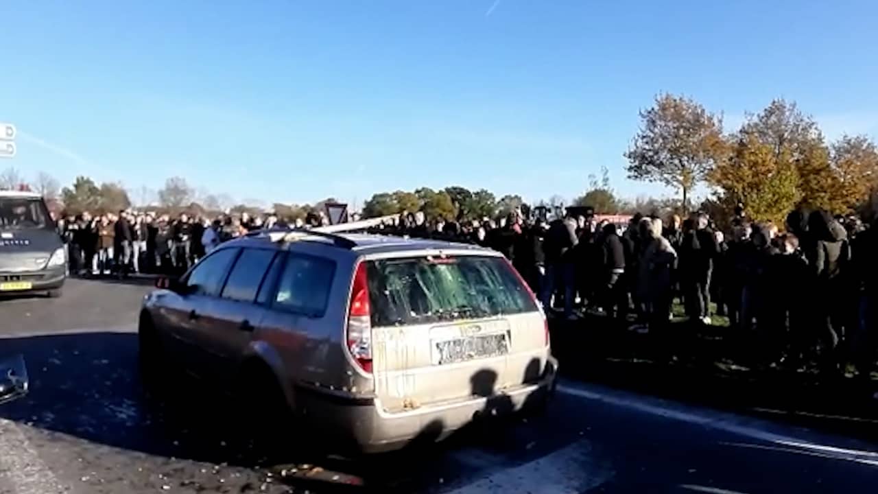 Beeld uit video: Tegenstanders van Kick Out Zwarte Piet vernielen auto van betogers in Staphorst