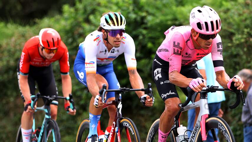 Peloton close to catching the leading group in a flat Tour stage