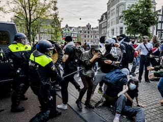 ME grijpt in tegen demonstranten die Maagdenhuis in Amsterdam willen betreden